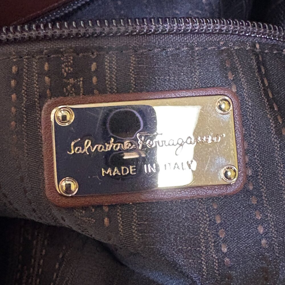 Ferragamo Gancini Brown Leather Shoulder Bag W Gold Hardwear Sz Med $3400 - Picture 5 of 16